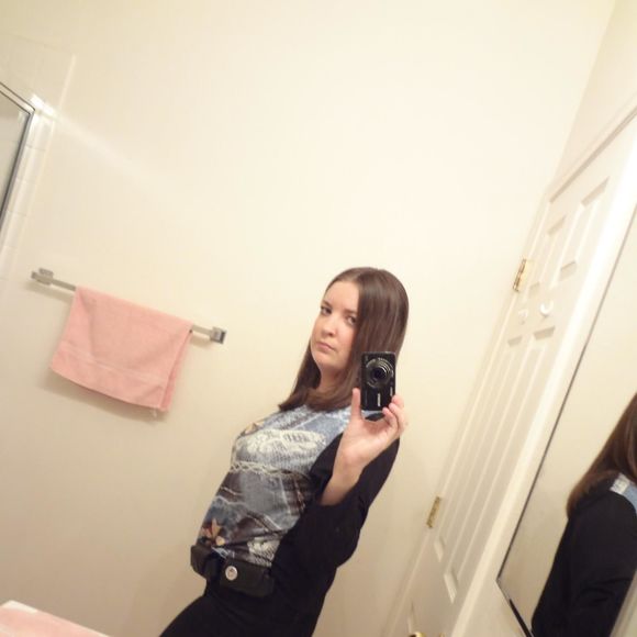 Meet your Posher, Nicole - Picture 1 of 1